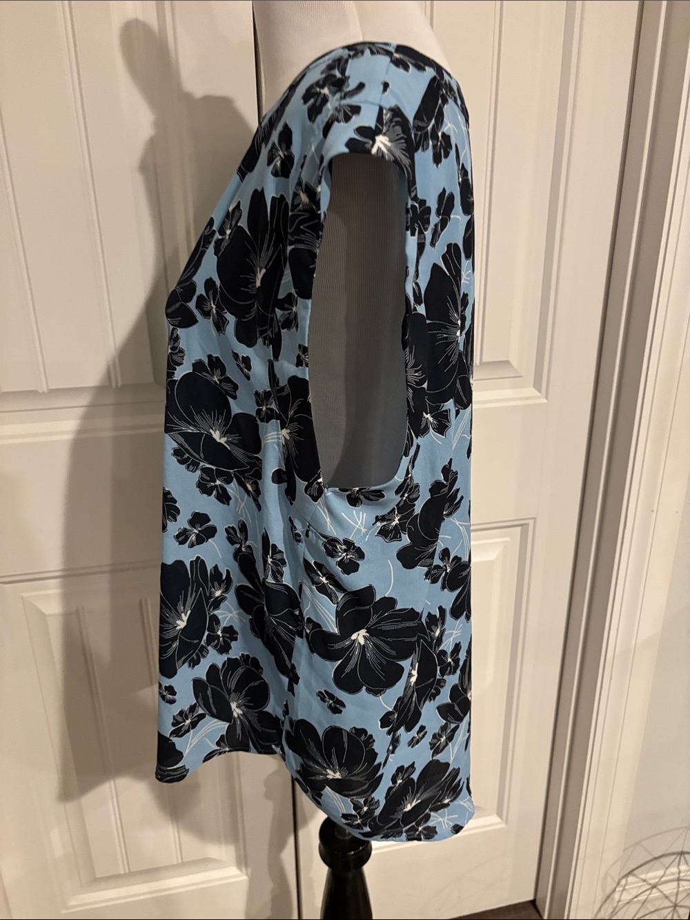 Ann Taylor Women’s Floral Boatneck Top in Light Blue and Black - Picture 2 of 6